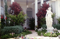 Contrasting coloured foliage is used here to accentuate the house and statue.